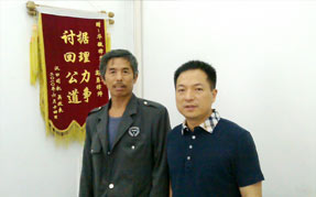 乘客在公交车上摔伤 获双份赔偿 乘客在公交车上摔伤 获双份赔偿
